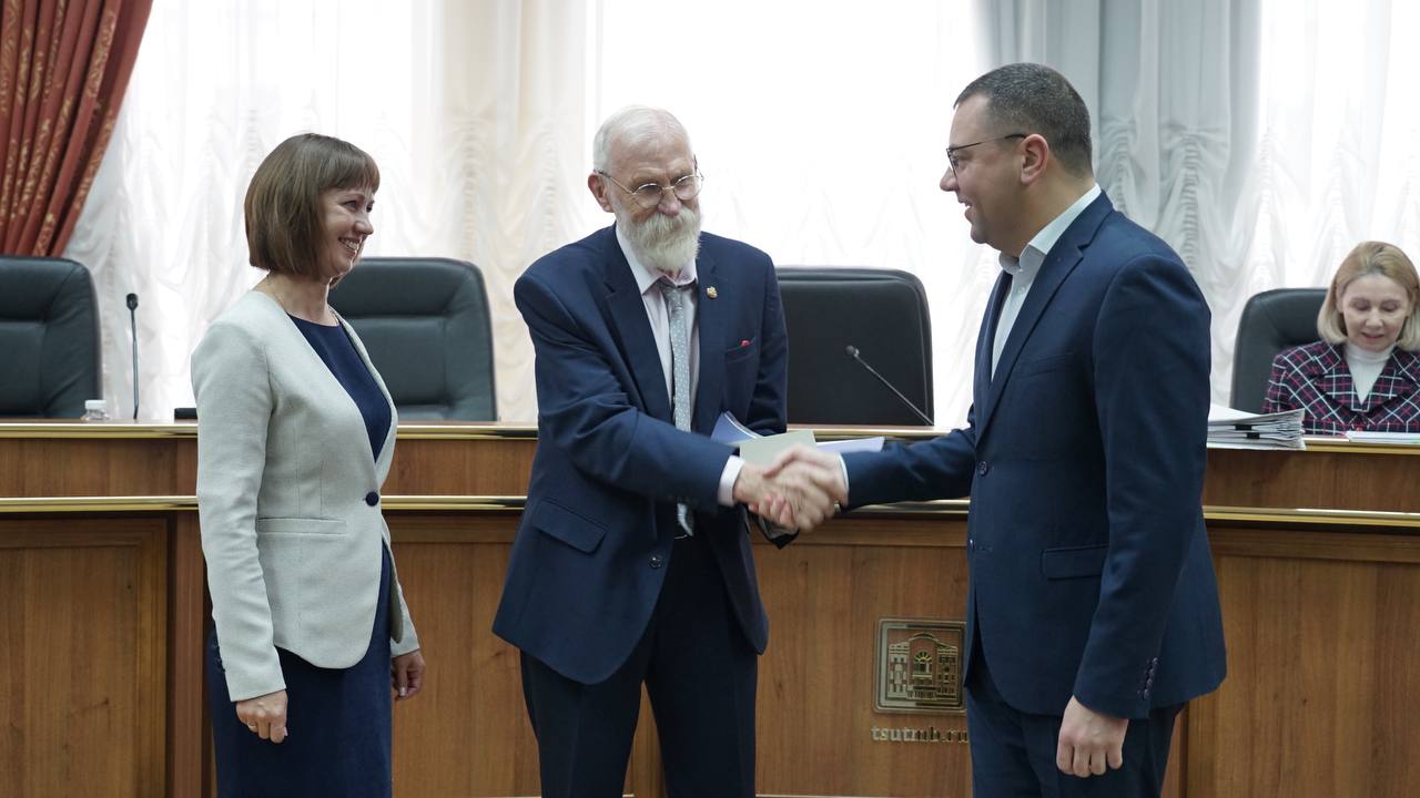 Трудовую и общественную деятельность преподавателей Державинского отметили высокими наградами   фото анонса