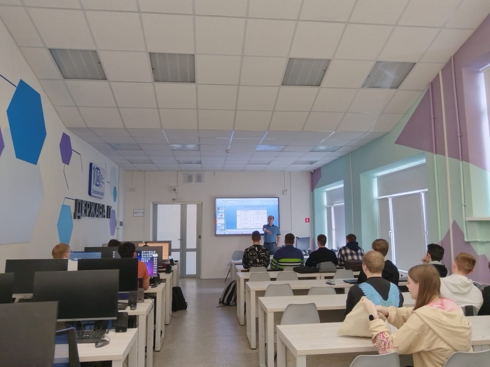 В Институте новых технологий и искусственного интеллекта ТГУ имени Г.Р. Державина прошла серия мастер-классов по популяризации ИТ-профессий «Мир цифры» для учащихся г. Тамбова и Тамбовской области