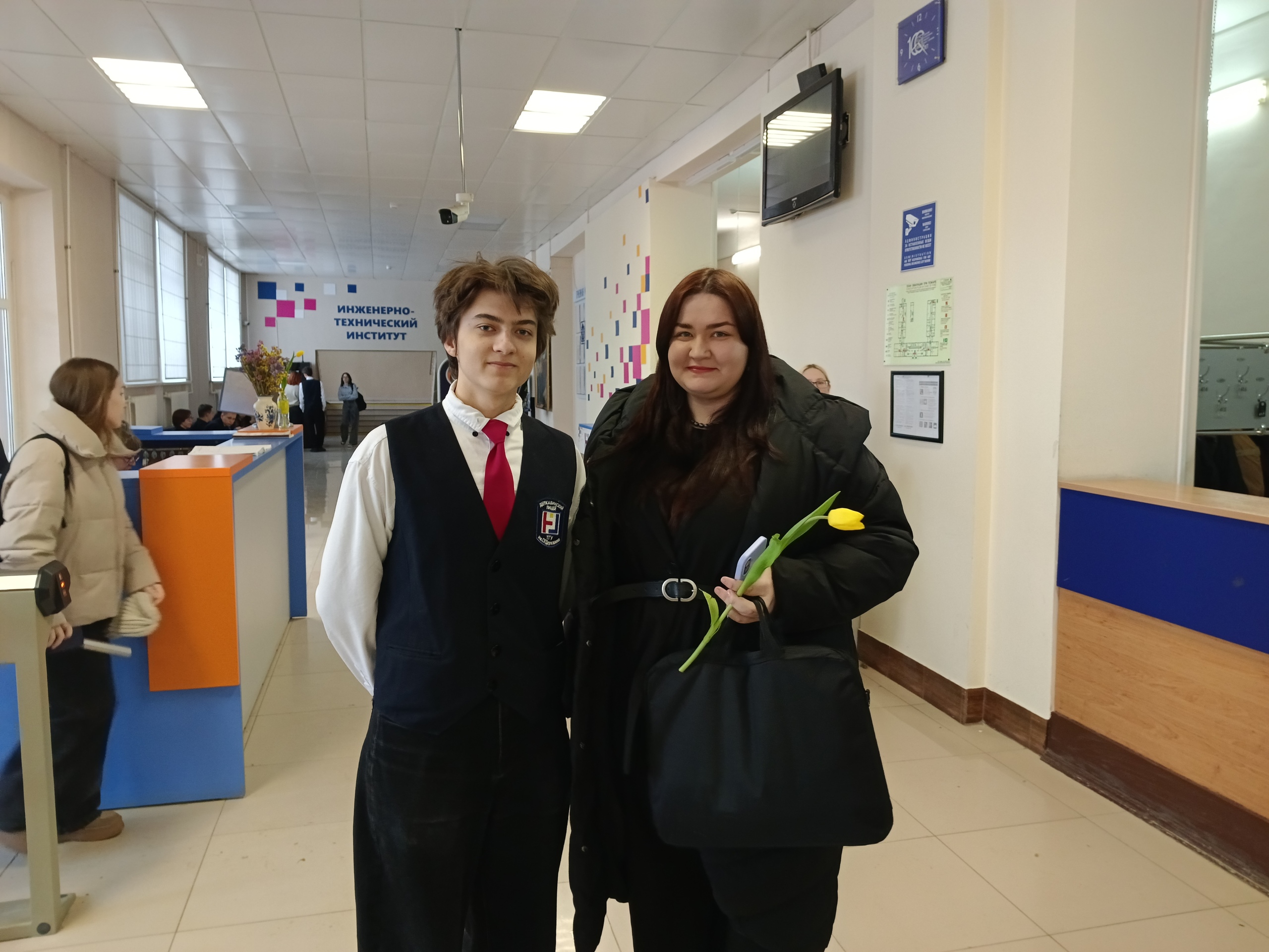 В лицее встретили 8 Марта морем цветов