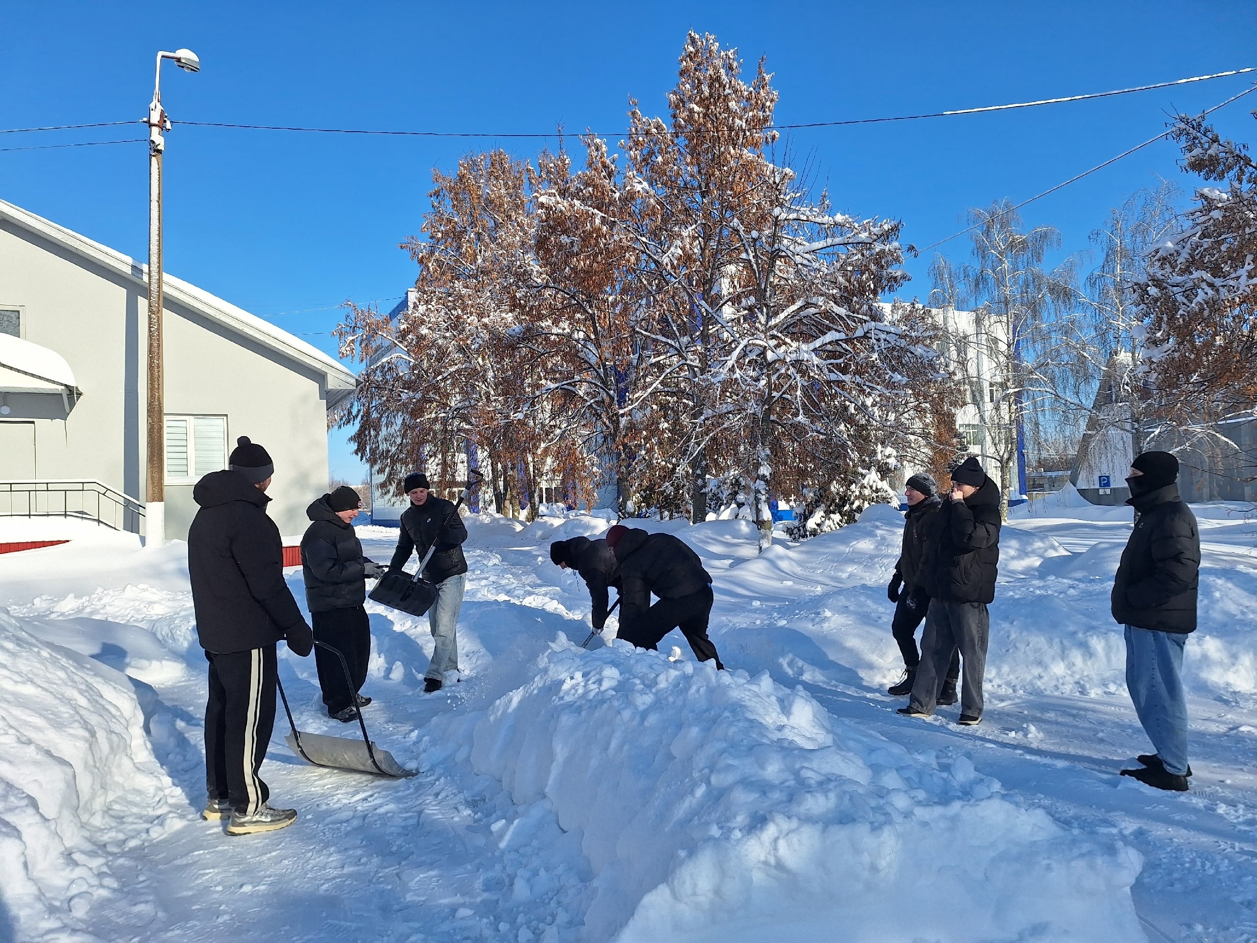 Державинцы продолжают субботники по уборке снега на улицах Тамбова фото анонса