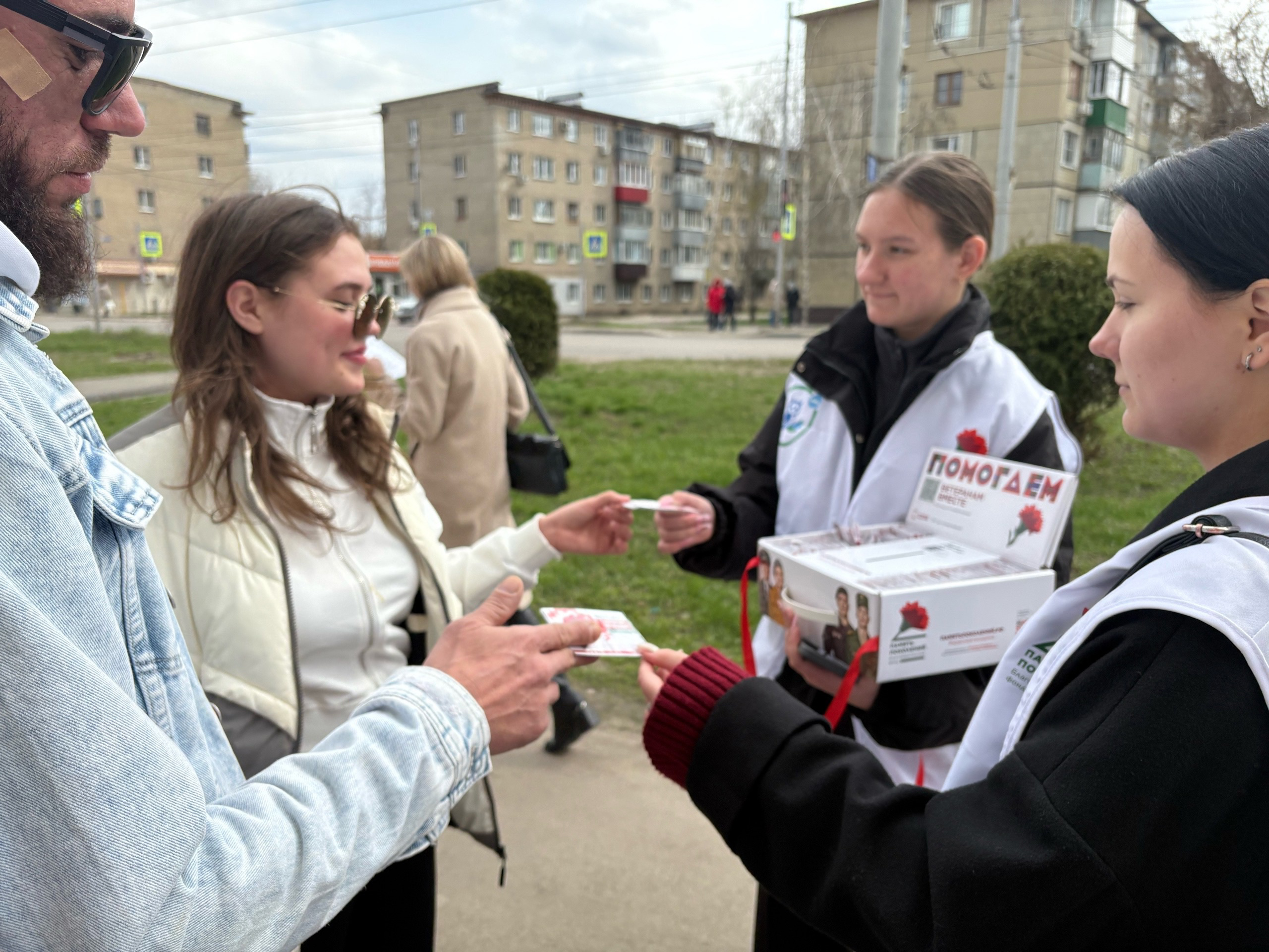 Державинский присоединился к благотворительной акции «Красная гвоздика» фото анонса