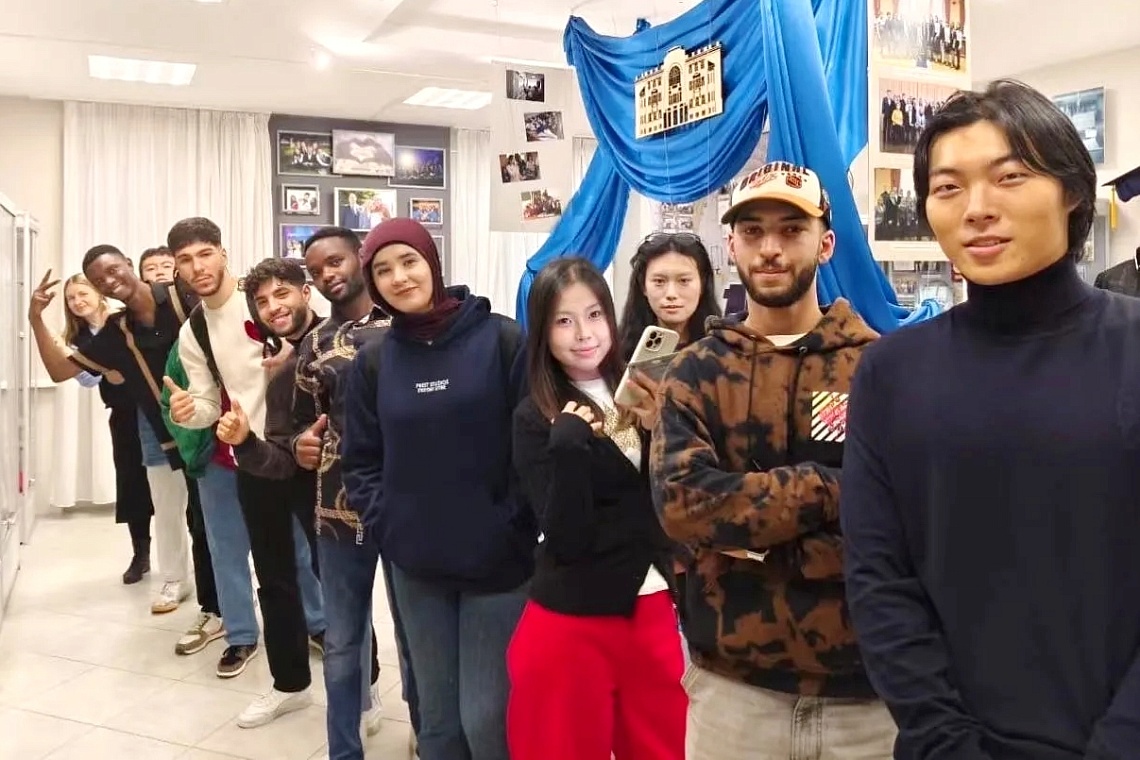 Студенты Аньшаньского педагогического университета завершают стажировку в Державинском фото детальные